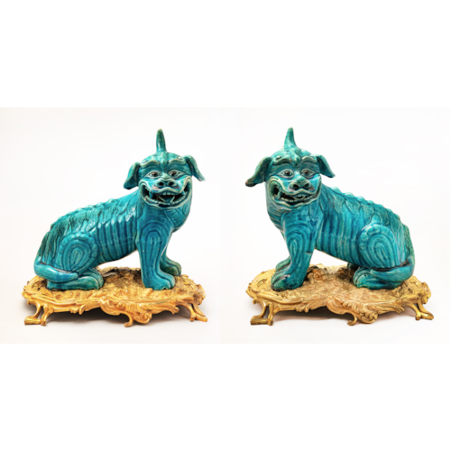 Coppia di grandi animali fantastici (Luduan) in porcellana di Cina smaltata in turchese, Dinastia Qing, periodo Kangxi (1662-1722), montati su basi francesi Luigi XV di bronzo cesellato e dorato al mercurio a motivi rocaille e piedi a girali.